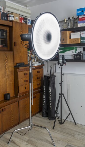 C-stand cu boom-arm + blitz + beauty dish cu grid