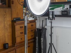 C-stand cu boom-arm + blitz + beauty dish cu grid