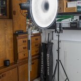 C-stand cu boom-arm + blitz + beauty dish cu grid